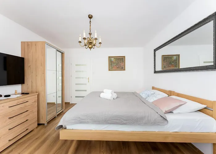 Grzegorzki Pleasant By Bookinghost * Krakow