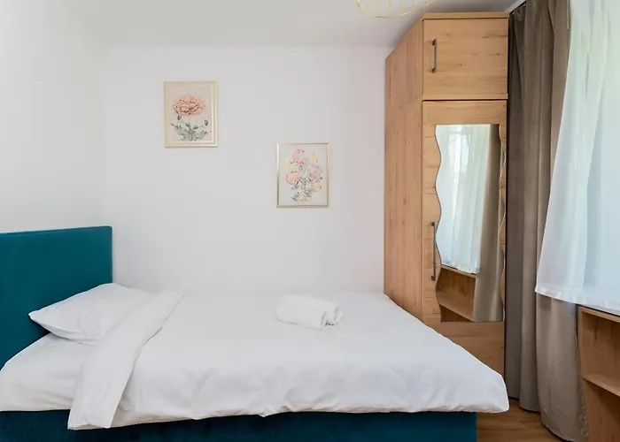 Grzegorzki Pleasant By Bookinghost * Krakow